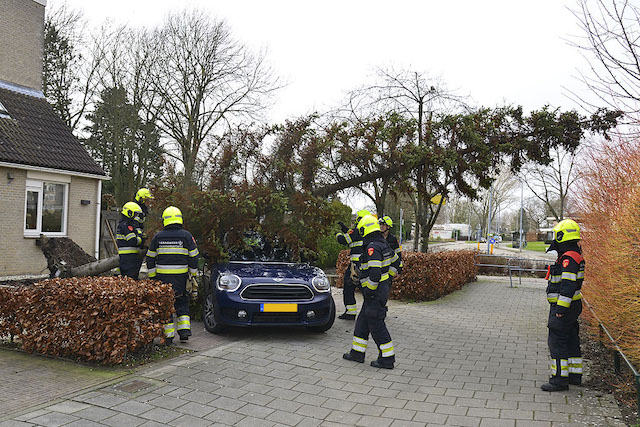 2022/38/20220218-16u00 GB 001 Stormschade Leibnitzstraat.jpg